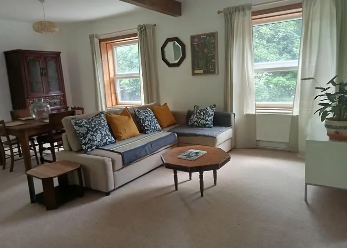 Treetops & Viaducts; Open Plan Two-Bed Apartment