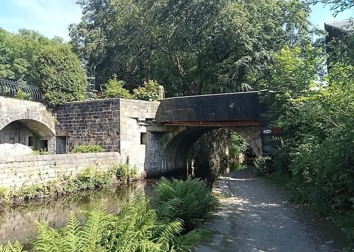 Treetops & Viaducts; Open Plan Two-Bed Apartment